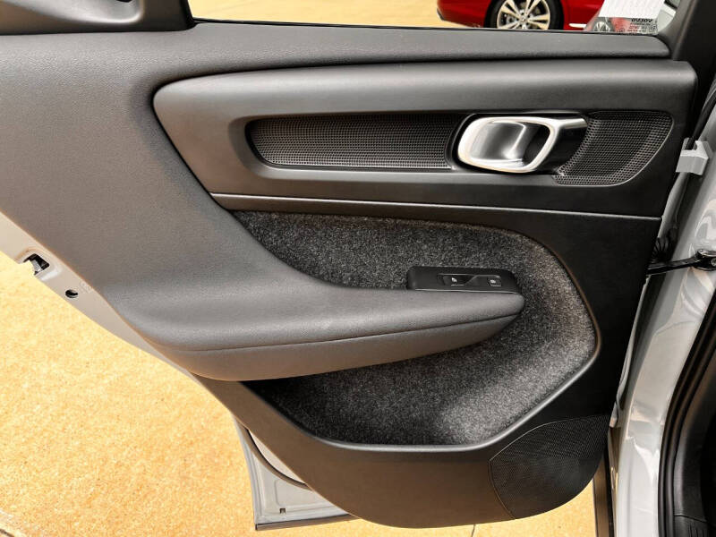 2025 Volvo XC40 B5 Plus Dark Theme