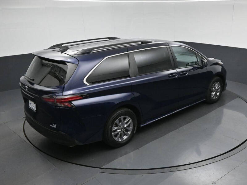 2022 Toyota Sienna LE 8-Passenger