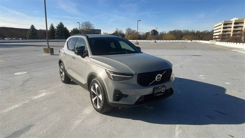 2025 Volvo XC40 B5 Plus Dark Theme