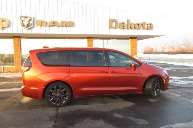 Used 2018 Chrysler Pacifica Touring Plus with VIN 2C4RC1FG9JR186914 for sale in Wahpeton, ND