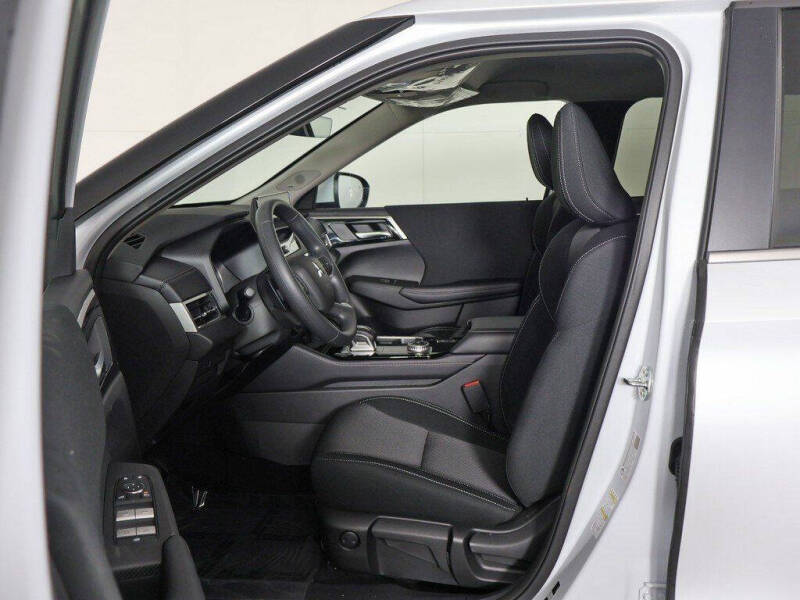 2026 Mitsubishi Outlander ES