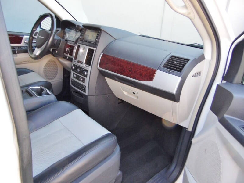 2010 Chrysler Town & Country null photo 12