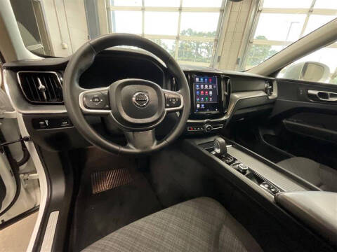 2022 Volvo XC60 B5 Momentum