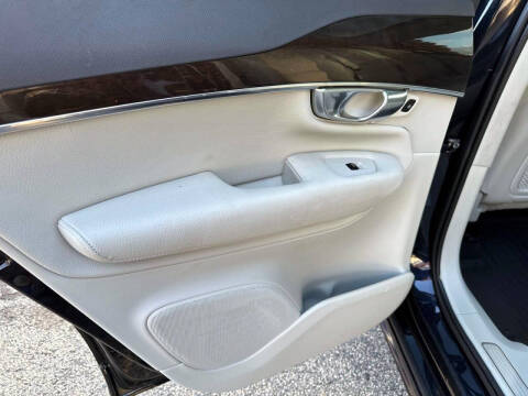 2017 Volvo XC90 T6 Momentum