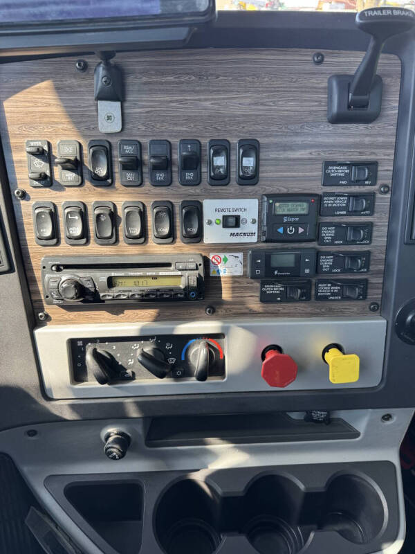 2017 Freightliner 122SD