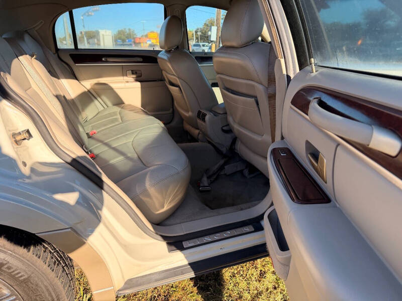 2005 Lincoln Town Car Signature Limited