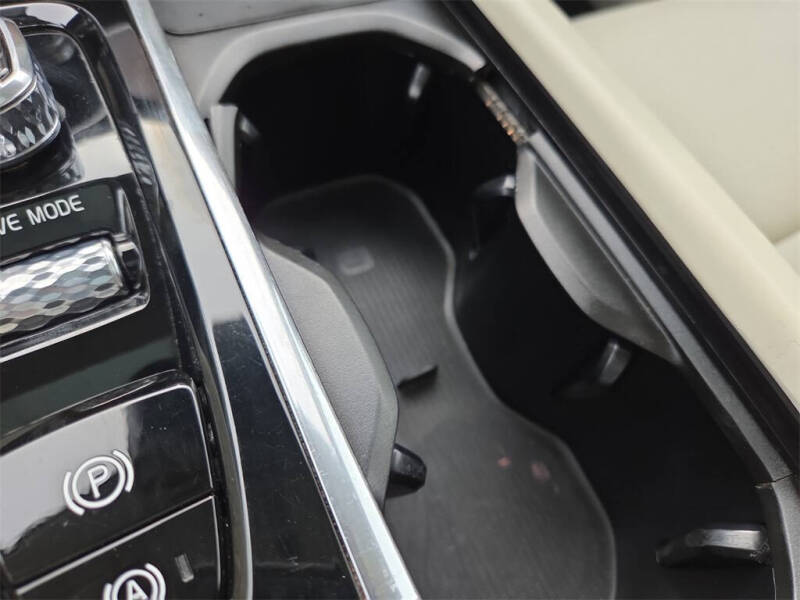 2021 Volvo XC90 T6 Momentum 7-Passenger