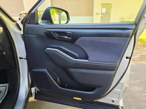 2020 Toyota Highlander LE