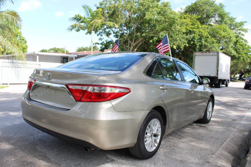 2016 Toyota Camry LE photo 7