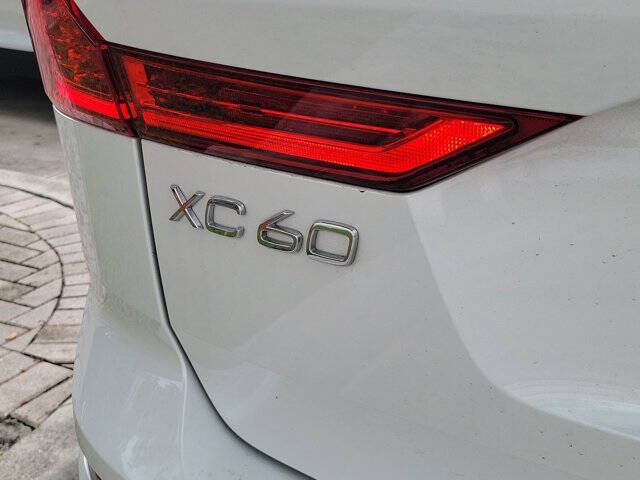2024 Volvo XC60 B5 Core Dark Theme
