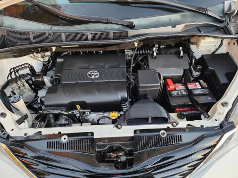 2013 Toyota Sienna LE 8-Passenger