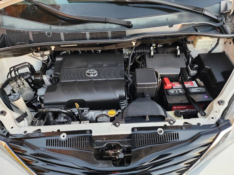 2013 Toyota Sienna LE 8-Passenger