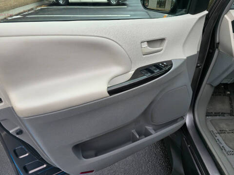 2013 Toyota Sienna LE Mobility 7-Passenger