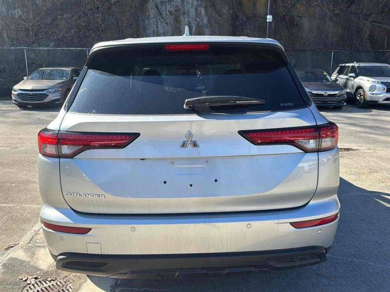2024 Mitsubishi Outlander ES