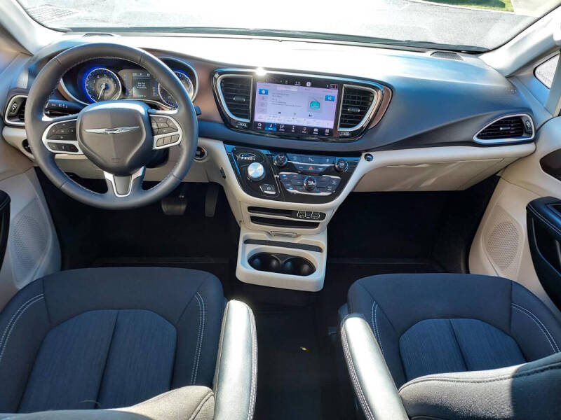 2022 Chrysler Voyager LX