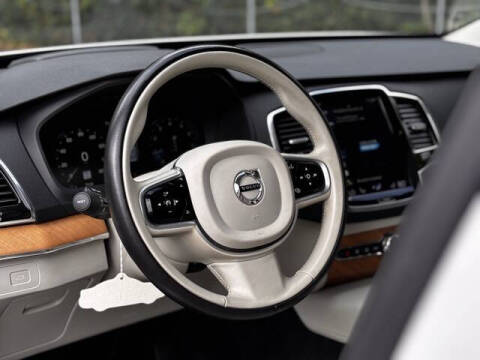 2021 Volvo XC90 T6 Momentum 7-Passenger