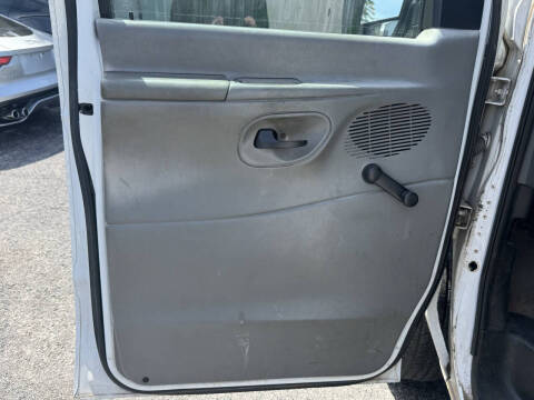 2003 Ford E-Series E-150 Base