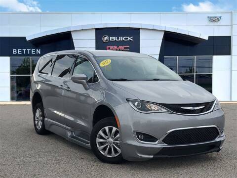 2018 Chrysler Pacifica for sale at Betten Baker Preowned Center in Twin Lake MI