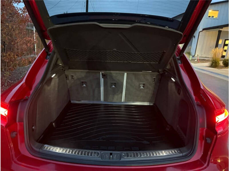 2020 Porsche Macan Turbo