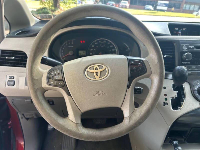 2011 Toyota Sienna LE 7-Passenger Auto Access Seat