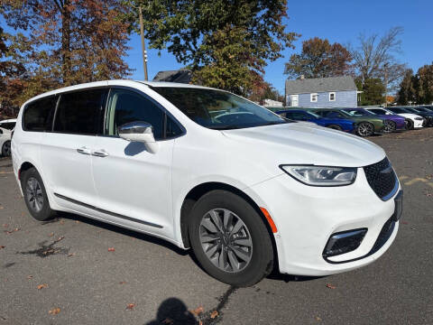 2022 Chrysler Pacifica Hybrid for sale at EMG AUTO SALES in Avenel NJ