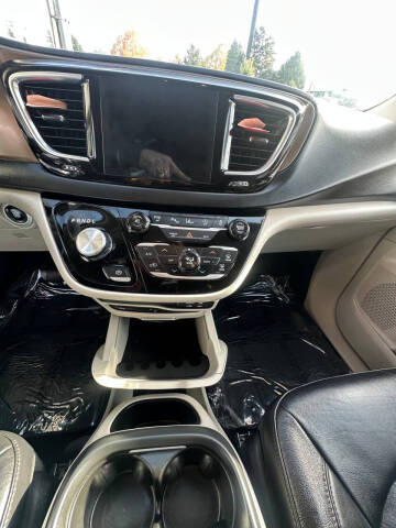 2017 Chrysler Pacifica Touring-L Plus