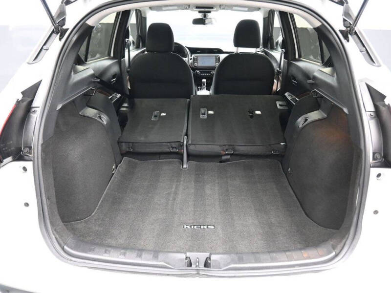 2022 Nissan Kicks SR