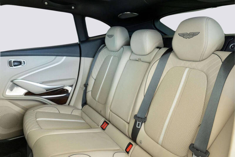 2025 Aston Martin DBX 707