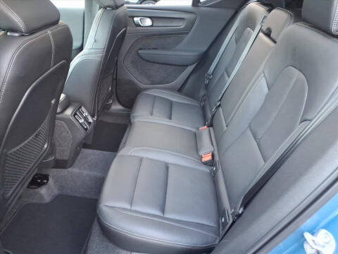 2025 Volvo XC40 B5 Plus Bright Theme