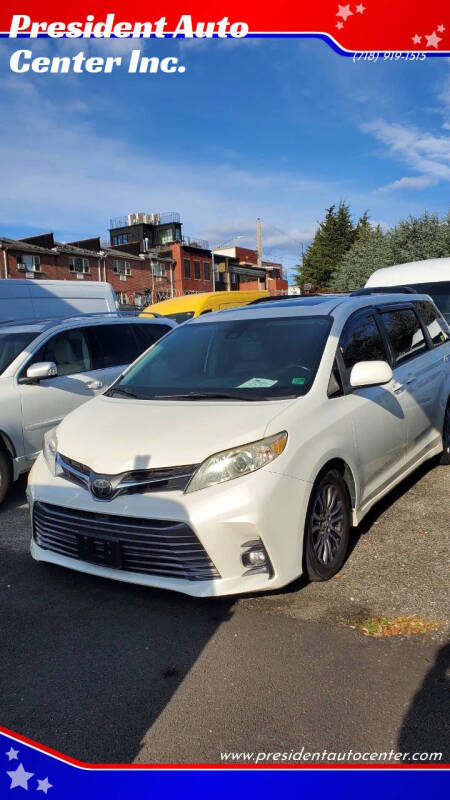2018 Toyota Sienna XLE's photo