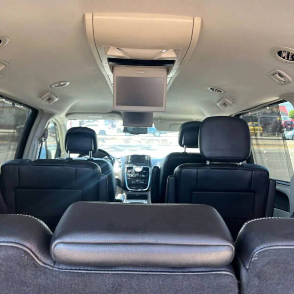 2014 Chrysler Town and Country Touring-L