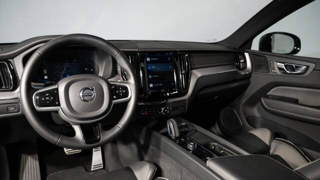 2022 Volvo XC60 B6 R-Design