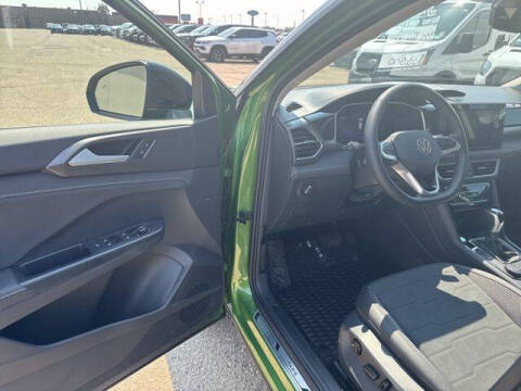 2025 Volkswagen Taos SE Black 4Motion