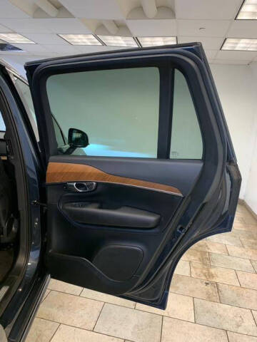 2022 Volvo XC90 T6 Momentum 7-Passenger