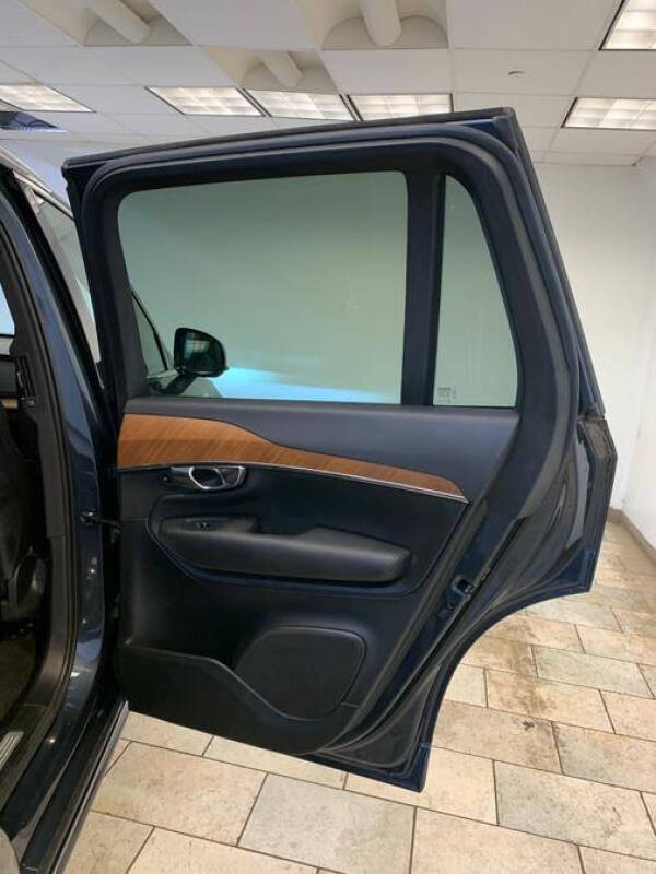 2022 Volvo XC90 T6 Momentum 7-Passenger