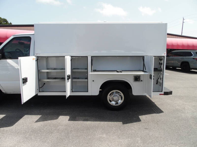2025 Ford E-350