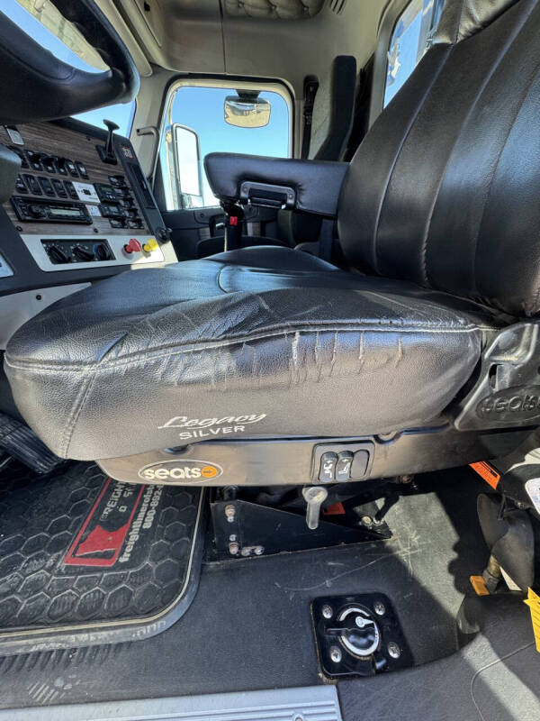 2017 Freightliner 122SD