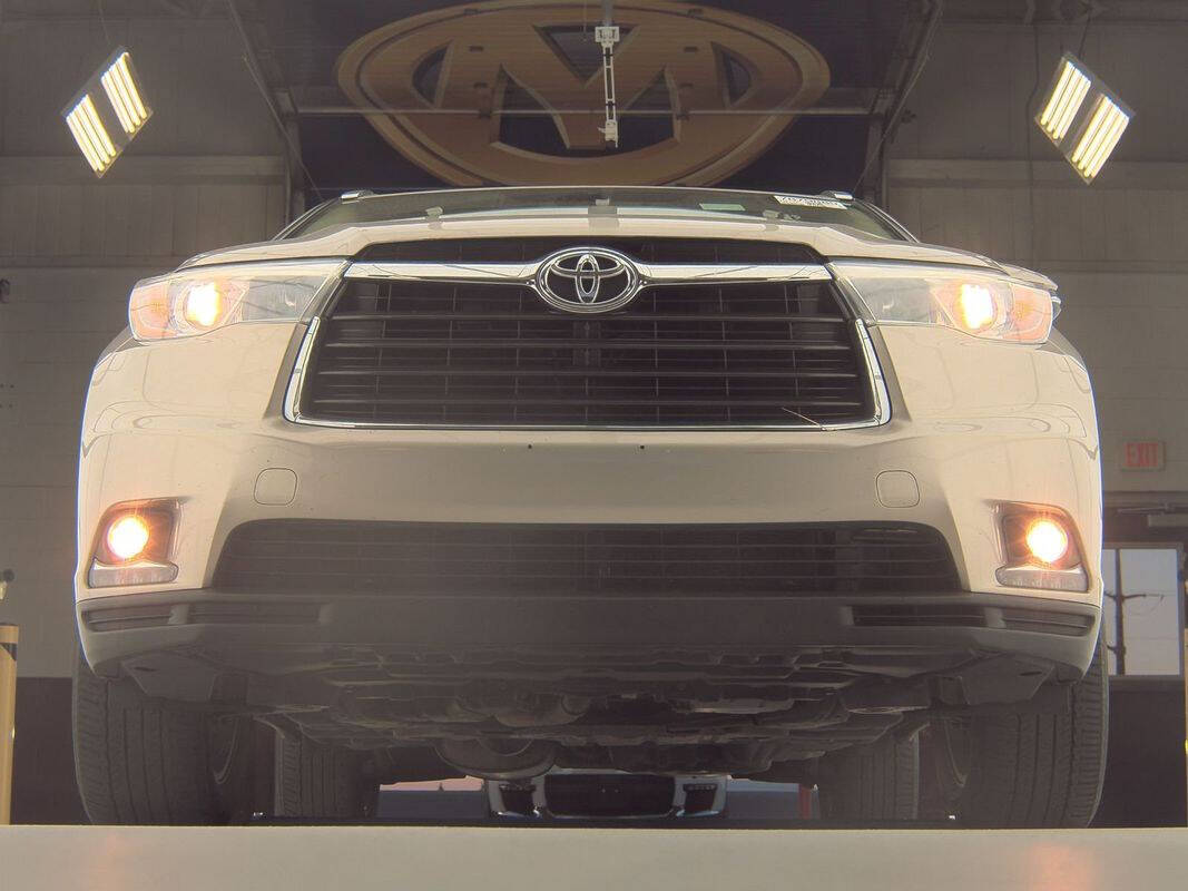 2016 Toyota Highlander for sale at Vrbo Motors in Linden, NJ