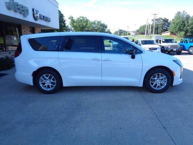 2027 Chrysler Pacifica Select