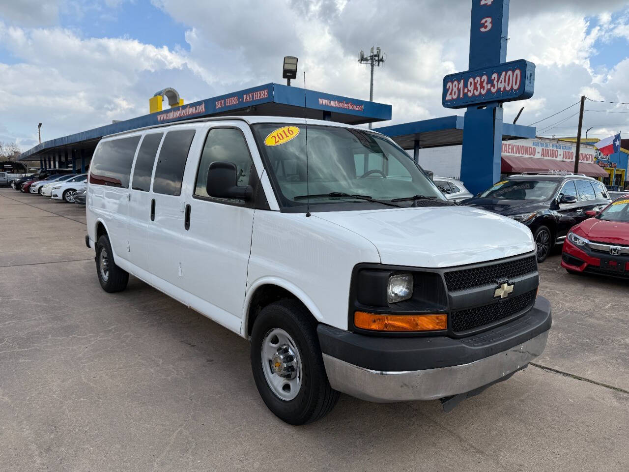 White 2015 Chevrolet Express LS 3500 LS 3500 3dr Extended Passenger Van w/1LS 1