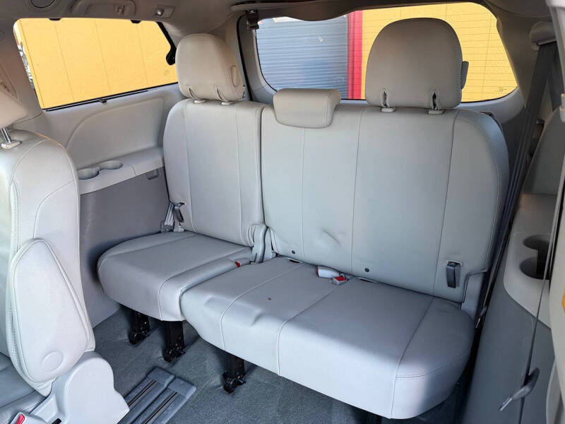 2011 Toyota Sienna XLE 7-Passenger Auto Access Seat