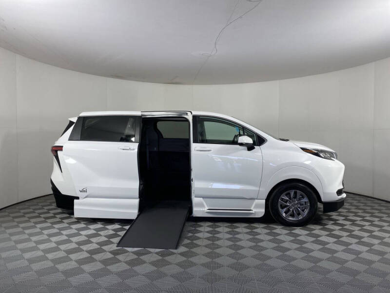 Used 2022 Toyota Sienna LE with VIN 5TDKRKEC3NS102975 for sale in Tucker, GA