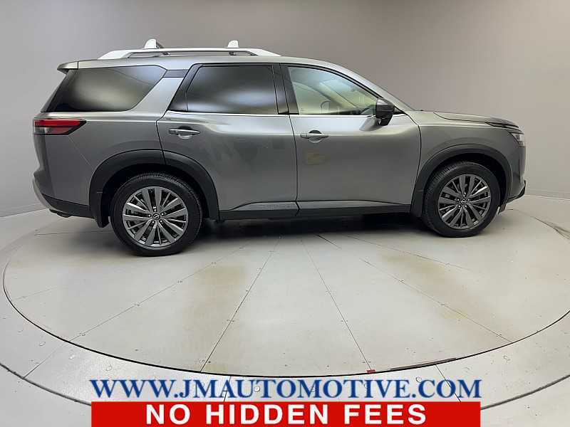 2022 Nissan Pathfinder SL