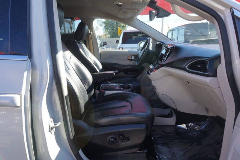 2017 Chrysler Pacifica Touring-L Plus