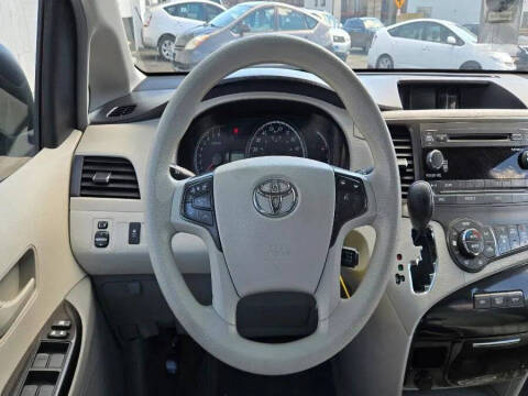 2014 Toyota Sienna LE 7-Passenger