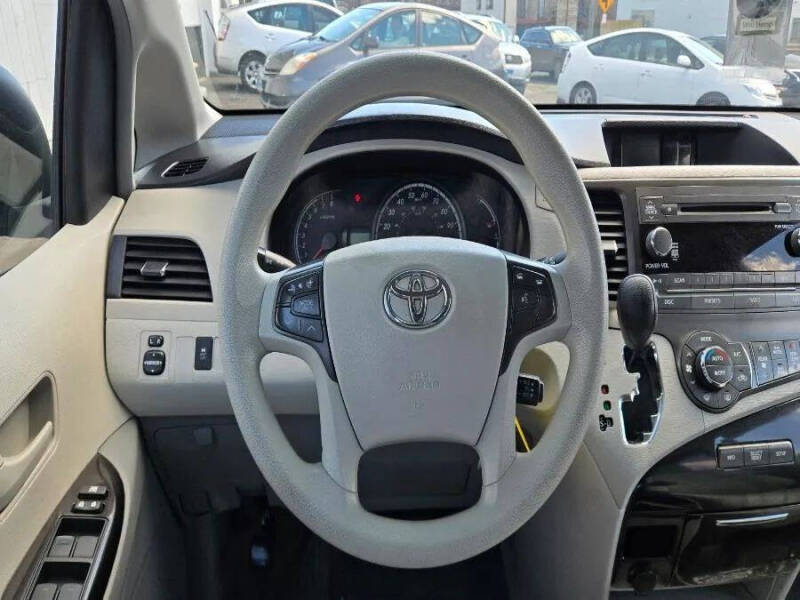 2014 Toyota Sienna LE 7-Passenger