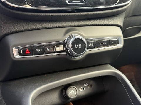 2025 Volvo XC40 B5 Plus Bright Theme