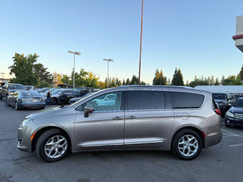 2017 Chrysler Pacifica Touring-L Plus