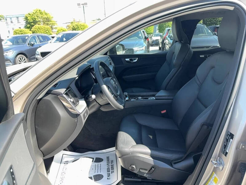 2024 Volvo XC60 B5 Core Dark Theme