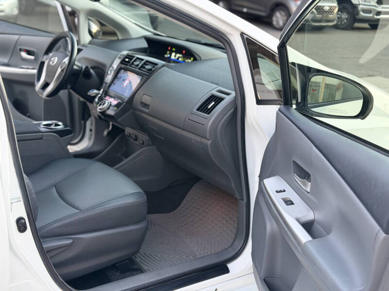 2013 Toyota Prius v Five